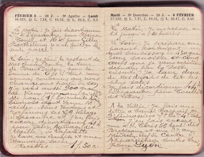 <p>— Lundi 5 FÉVRIER. <br class='autobr' />
Le matin : Je fais décortiquer<br class='autobr' />
27 kg d'épeautre pour Rosine<br class='autobr' />
Conil et 16 kg pour Gilly<br class='autobr' />
Barthélémy Je n'en fais qu'une<br class='autobr' />
seule passe</p>
<p>Le soir : Je vends le restant de<br class='autobr' />
mes choux contre la terre<br class='autobr' />
de Bruis Isidore, pour la<br class='autobr' />
somme de 6 F le tout Nous<br class='autobr' />
sommes convenus que nous<br class='autobr' />
changeons pour du son<br class='autobr' />
J'y vends aussi 900 grammes<br class='autobr' />
de vieux journaux qu'elle<br class='autobr' />
me paye 1 F 50 : ensuite Adrien<br class='autobr' />
Dumont étant venu m'<br class='autobr' />
aider, nous ventons et<br class='autobr' />
raffinons ses 29 kilos<br class='autobr' />
d'épeautre et j'en fais<br class='autobr' />
encore décortiquer 41 kg<br class='autobr' />
pour Félix Aumage (dit<br class='autobr' />
Maille) de La Farette<br class='autobr' />
Je lave une chemise et une<br class='autobr' />
mauvaise sache <br />— Recettes :	1 F 50 c <br />— Mardi 6 FÉVRIER. <br class='autobr' />
Le matin : Je me repose au<br class='autobr' />
lit jusqu'à 10 heures</p>
<p>Le soir : Je prépare une<br class='autobr' />
paquet contenant : un<br class='autobr' />
gros saucisson et cinq<br class='autobr' />
œufs que je veux expédier<br class='autobr' />
demain par la Poste<br class='autobr' />
Ensuite : je lave deux <br class='autobr' />
de mes draps de lit les<br class='autobr' />
plus sales<br class='autobr' />
Je fais décortiquer 44 kg<br class='autobr' />
d'épeautre pour Coullet<br class='autobr' />
(dit Letton)</p>
<p>A la veillée : Je fais une <br class='autobr' />
lettre à Daniel Raspail au<br class='autobr' />
9° Cuirassiers 2° Eson 4° Peloton<br class='autobr' />
/à Lyon/<br class='autobr' />
J'en fais encore<br class='autobr' />
une à H. Cérès 55 bould des<br class='autobr' />
Brotteaux et une 3° au<br class='autobr' />
Médecin-chef du Centre d'<br class='autobr' />
Appareillage toutes trois<br class='autobr' />
pour Lyon</p>© Essaillon
